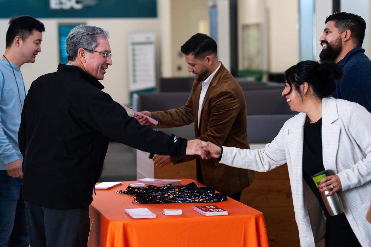 Steven Ashby, director of Pacific Northwest National Laboratory in Richland, thanks some of the lab’s stem ambassadors and mentors at a recent event.