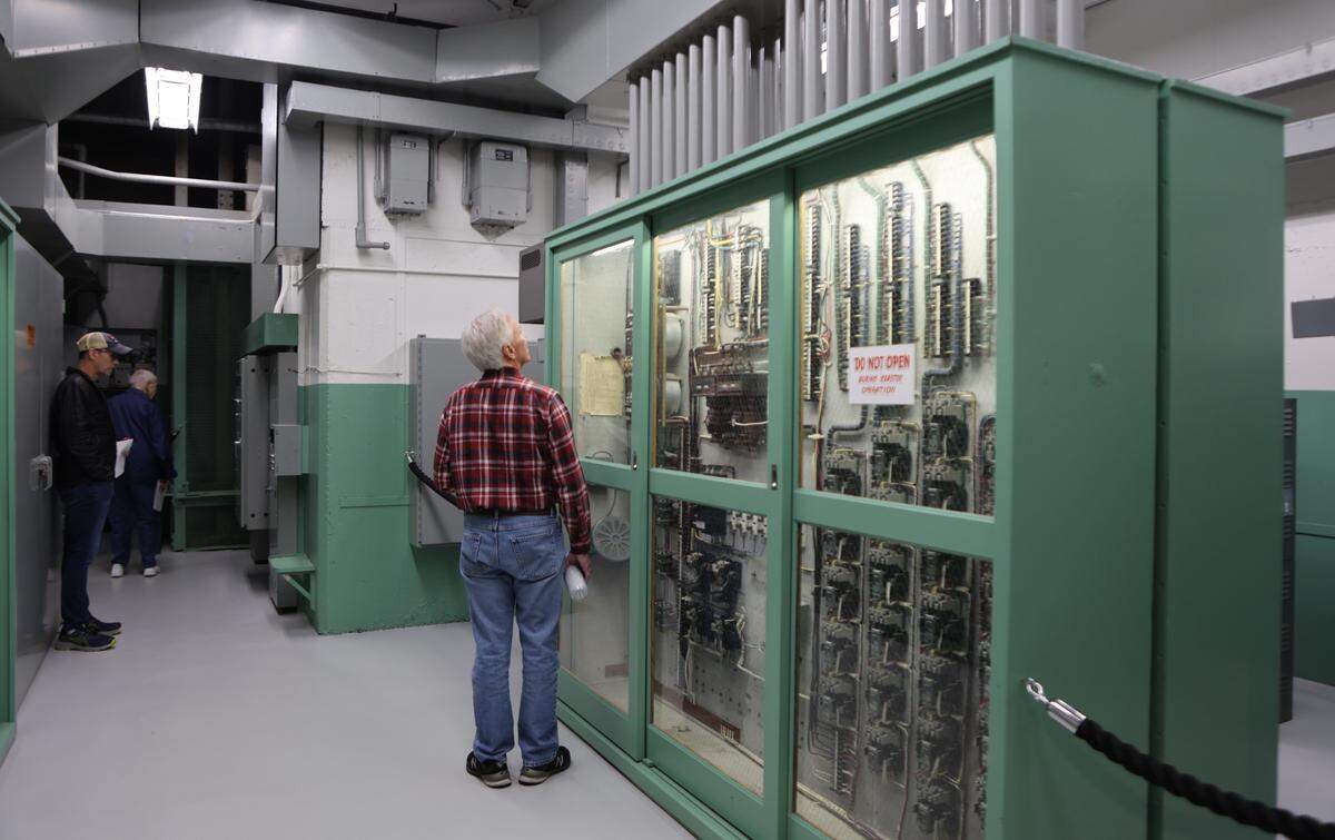 A visitor views equipment in the electrical room at the B Reactor.