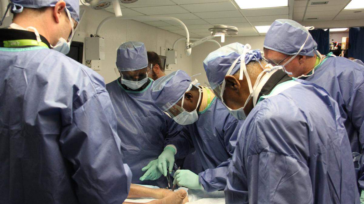 Surgeons practicing an ankle procedure during last year’s SIGN Fracture Care International conference.