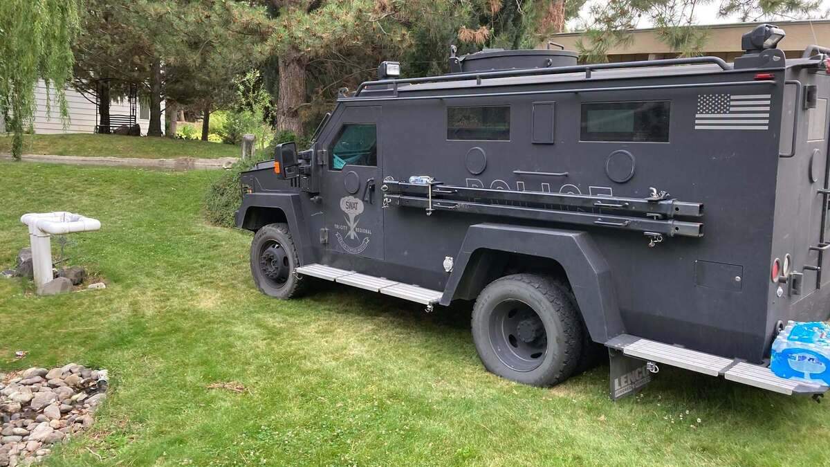 A 36-year-old man allegedly carried his girlfriend out of a Kennewick apartment while threatening her mother.