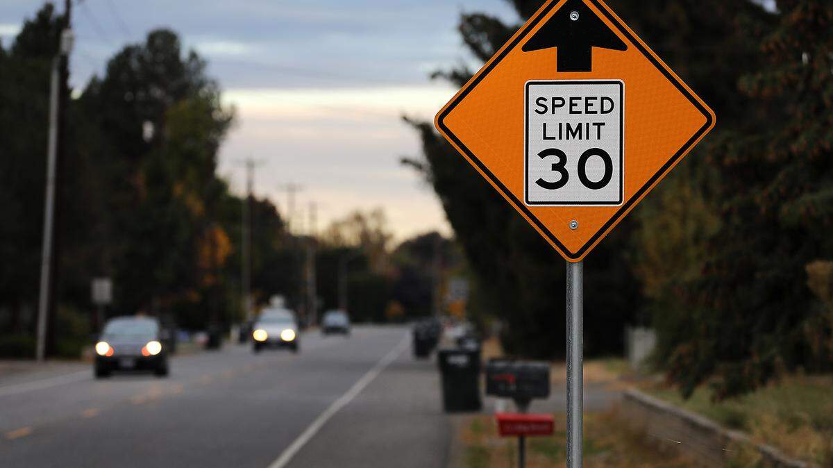 A road sign indicates a speed limit of 30 mph on a street in Pasco, Wash.