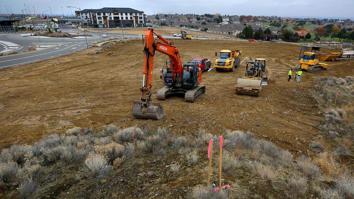 What’s being built there? New apartments at Canyon Lakes + Commercial plaza & more
