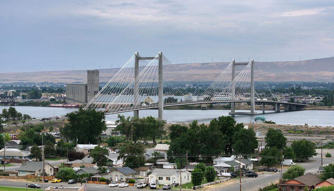 Pasco shoreline of the Columbia River with the cable bridge linking Kennewick in the background.