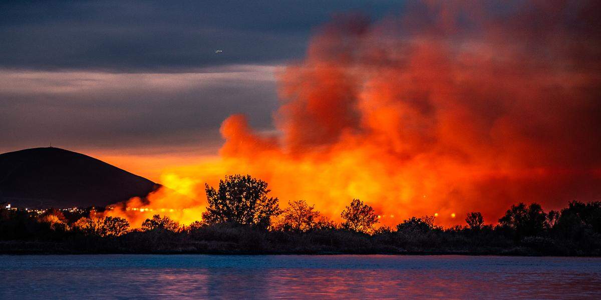 Professional photographer Scott Butner captured this view of the Richland fires from Chiawana Park in Pasco on Thursday night.