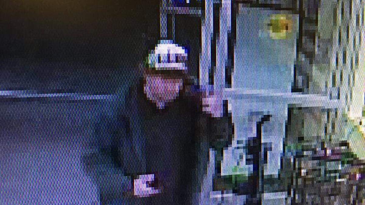 Richland police are hunting for this man who stole a pair of snakes from a pet store.