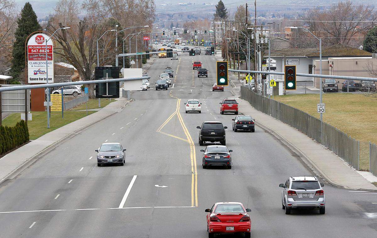 The 20th Avenue corridor looking south from I-182 towards Court Street in Pasco.
