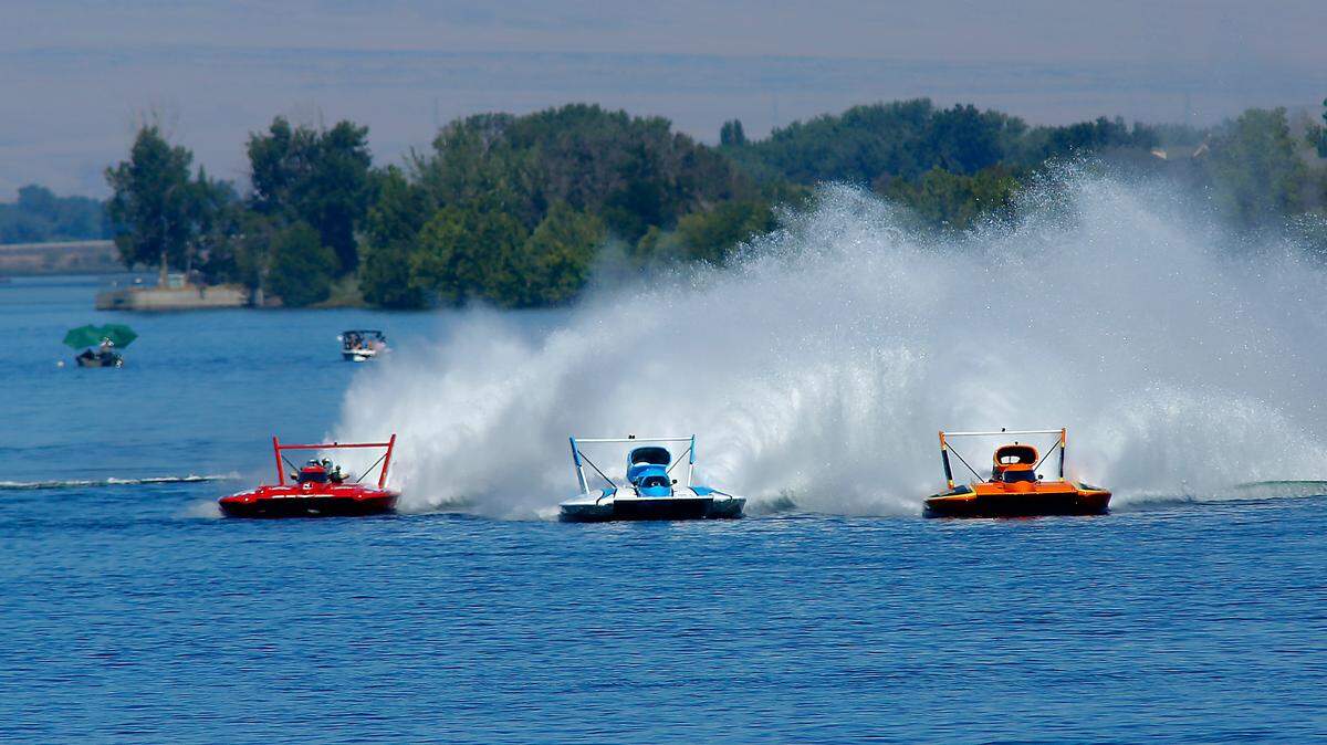Jimmy King in the U-3 Griggs present Miss Ace Hardware, Jimmy Shane in the U-1 Miss Homestreet and Dave Villwock in the U-40 Miss Beacon Plumbing, from left, line up for the start of a ran on the final day of the 2021 Columbia Cup.