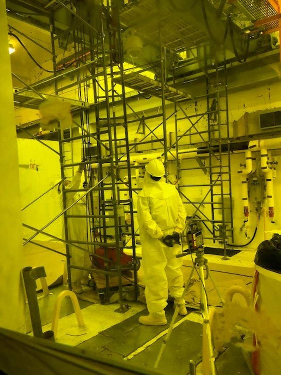 Ironworkers at Hanford’s Waste Encapsulation Storage Facility recently completed upgrades on a 15-ton crane that will support the eventual transfer of 1,936 radioactive cesium and strontium capsules from an underwater basin to safer dry storage.