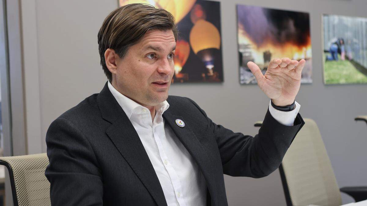 Washington Treasurer Mike Pellicciotti talks about state revenues and policy during a visit to the Tri-Cities on May 15.
