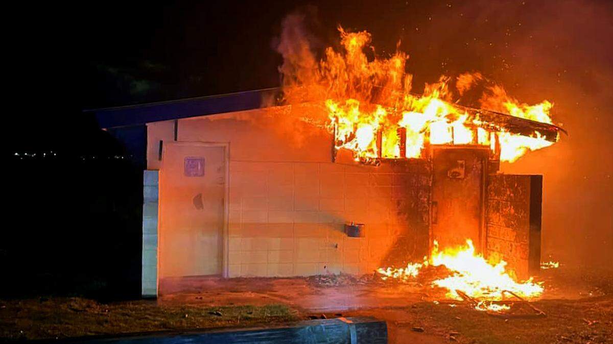 Benton County sheriff’s deputies discovered the restrooms at Two Rivers Park engulfed in flames Thursday morning.