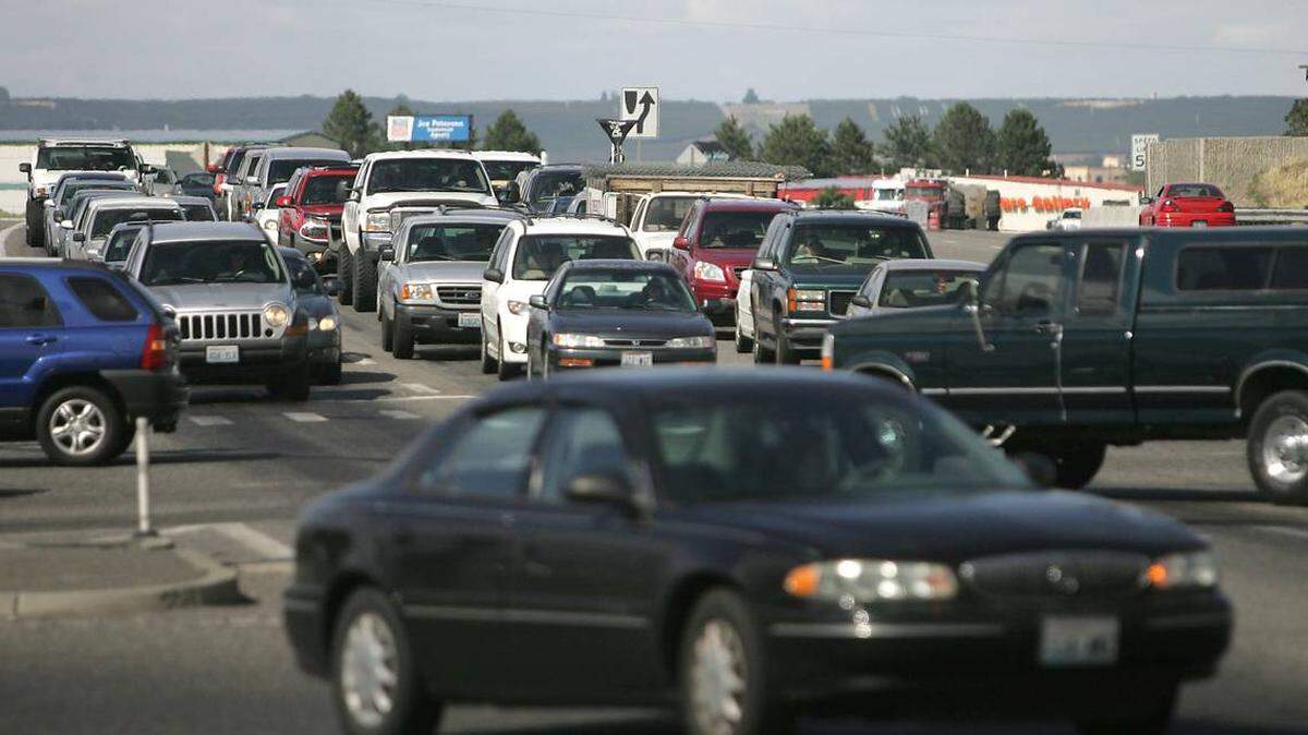 As many as 3,000 cars can crowd Richland’s bypass highway during the peak evening commuting hour as Hanford workers leave the nuclear reservation to the north.