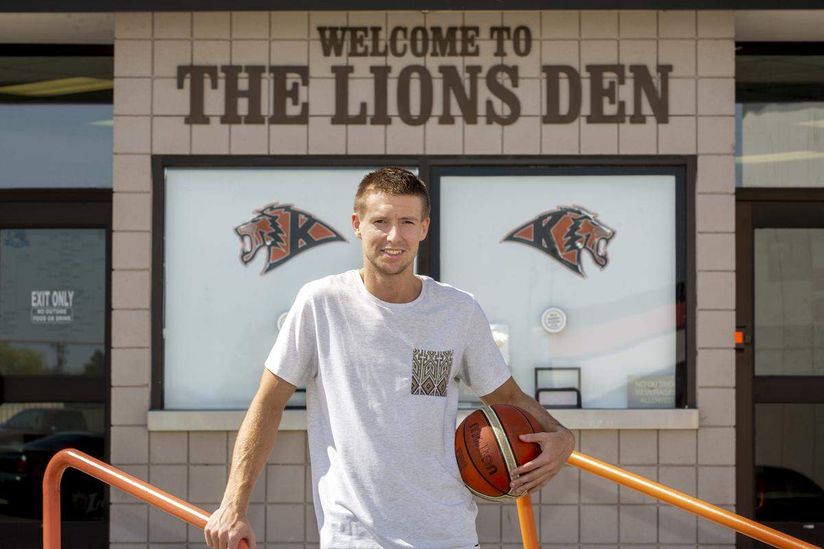 Bryce Leavitt, along with Curve Shark Productions are attempting to break the Guinness World Records mark of basketball bump. The TC World Record Shootout will be at the Kennewick High School gymnasium on Saturday, May 11.