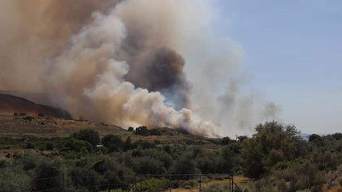 A wildfire is growing between Benton City and Prosser, forcing the interstate to close in both directions.