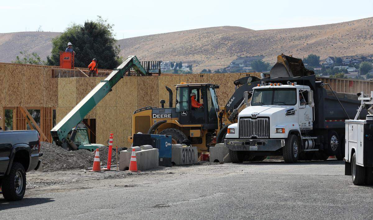Canyon Lakes Golf Course has started a $2.3 million update that will create a new pro shop, expand parking and transform the Kennewick golf course into a go-to destination for all things related to the links.
