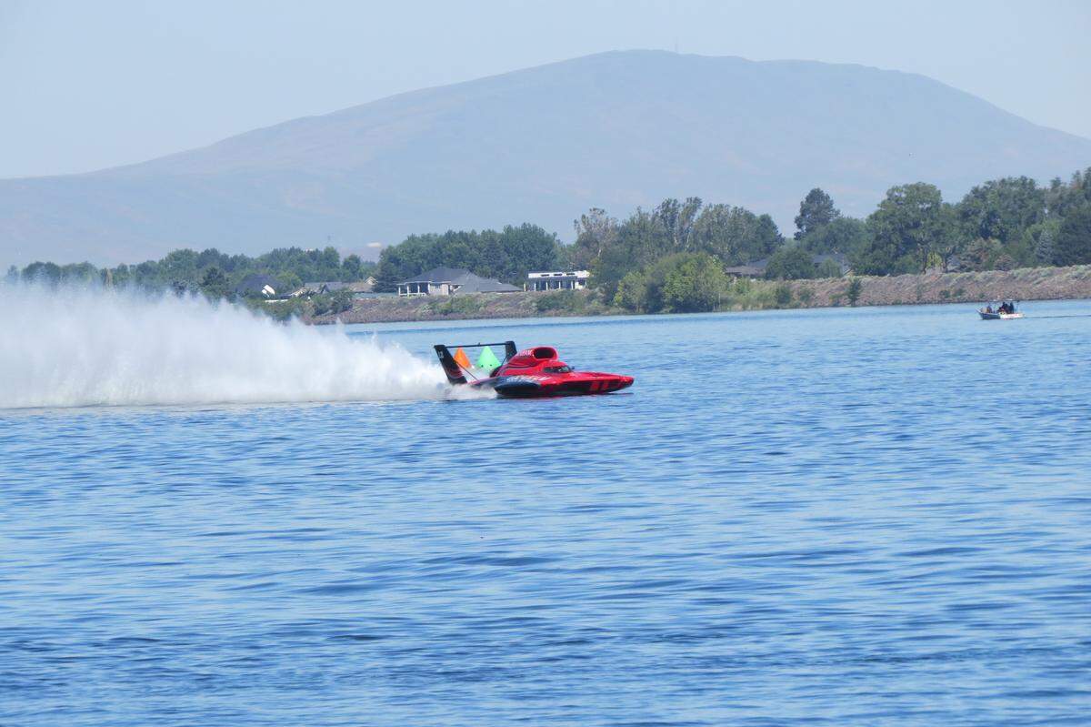 Racers came down to Columbia Park on Friday in preparation for the 2024 Water Follies Apollo Columbia Cup. They were engaging in spring testing.