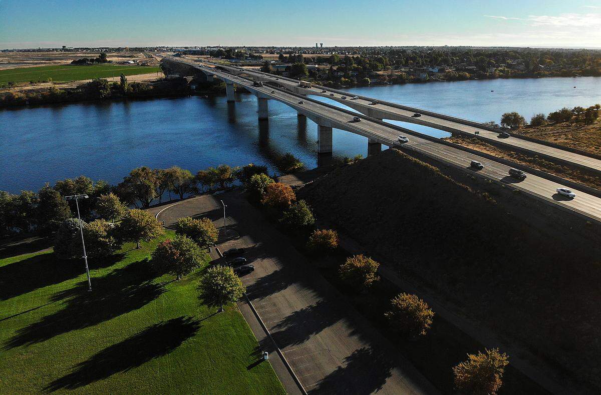 Traffic crosses the Columbia River between Richland and Pasco on the I182 bridges.