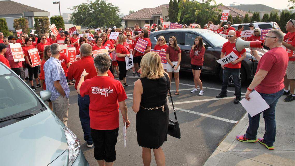 Richland teachers approved a three-year contract on Wednesday and classes will start as planned next week.