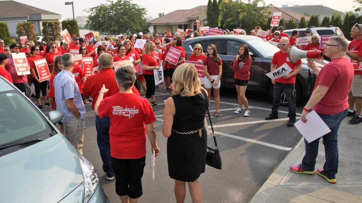 Richland teachers approved a three-year contract on Wednesday and classes will start as planned next week.