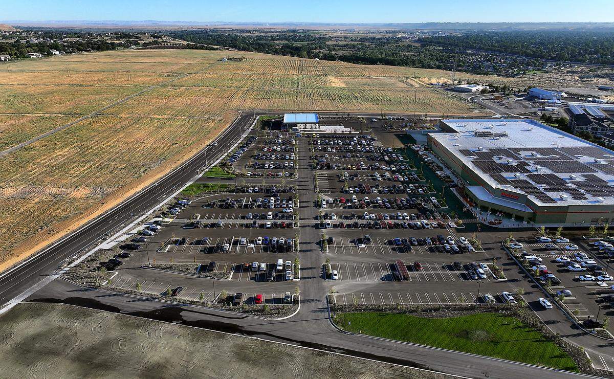 Several hundred members turned out for the grand opening of the new Costco .