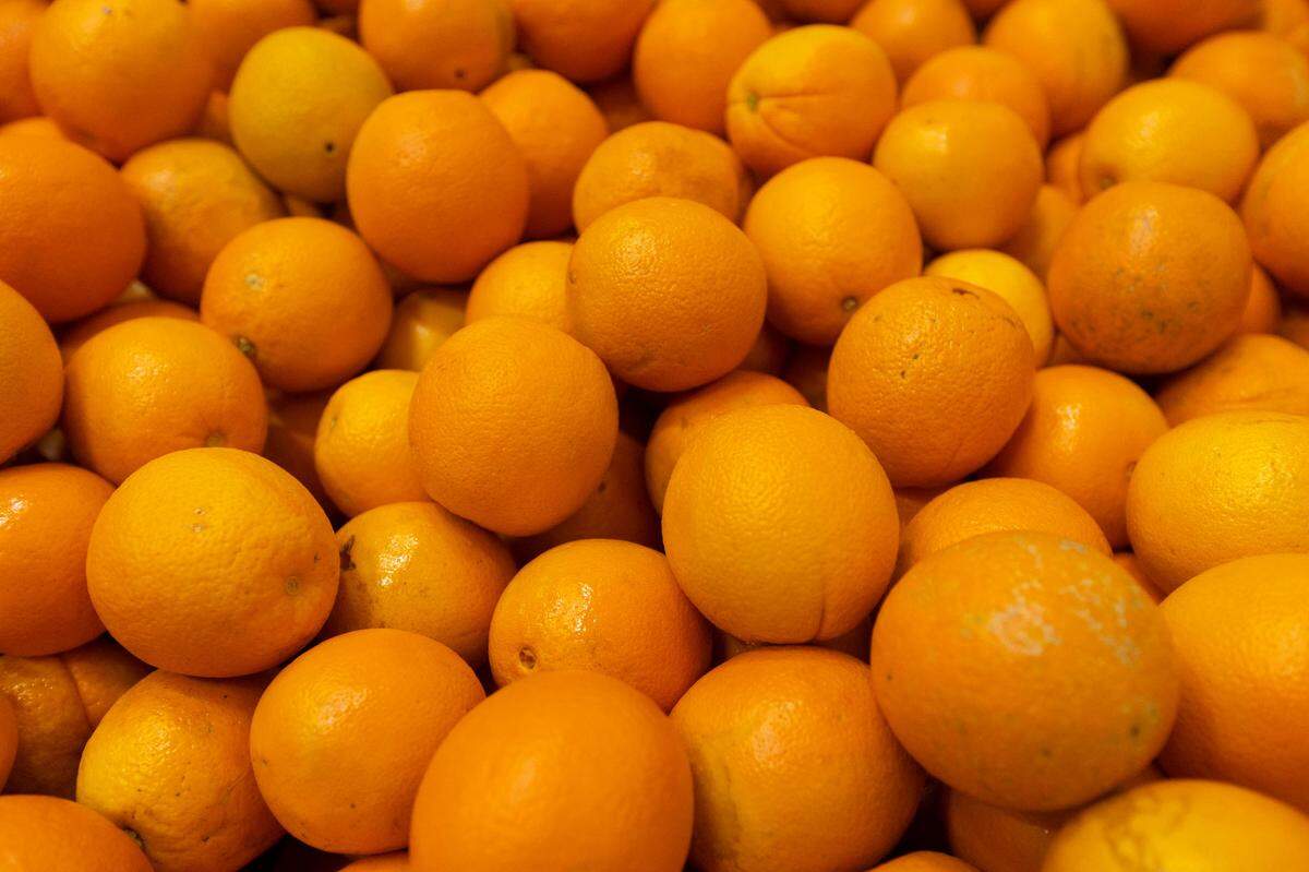 Second Harvest received a truckload of oranges from Feeding America at their Pasco distribution center this week as part of a larger initiative sponsored by Northwest Agricultural Consultants (NWAG) in celebration of National Agriculture Month.