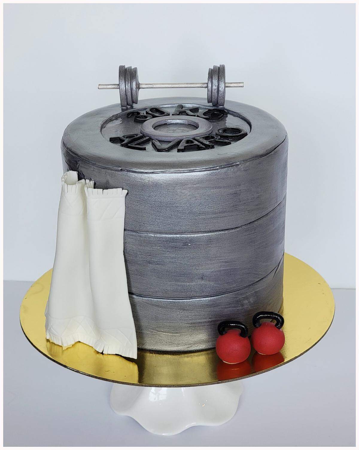 Gym lover’s birthday cake by Scrumptious Sins