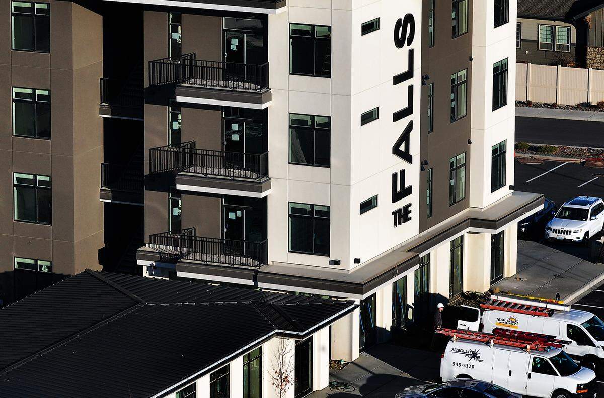 The Falls on 24th at 4112 W. 24th Ave. in Kennewick is being built by Elite Construction + Development and is leasing apartments. It is a 105-unit mixed-use development in Kennewick’s Southridge area. The 133,000-square-foot project is Kennewick’s first true mixed-use property and includes eight commercial spots, as well as storage units. Construction began in 2022. One commercial tenant has been signed: Max Barbershop. Workers recently installed signage on the building and spent the late summer applying a stucco-like exterior to the $22 million four-story plus penthouse complex.