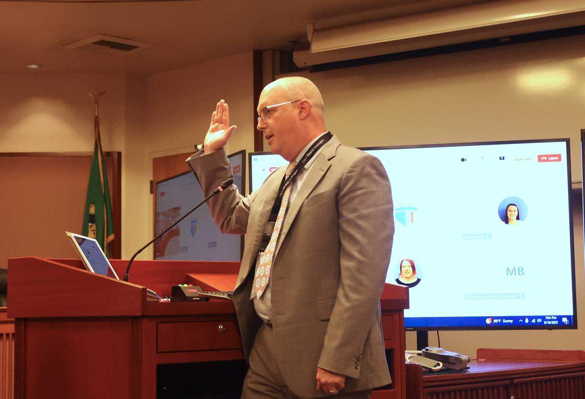 Harold Stewart was sworn in as city manager for Pasco on Aug. 18.