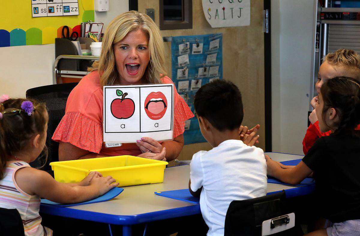 Kindergarten teacher Toni Cuello works with a group of her Desert Sky Elementary students in West Richland in 2023.