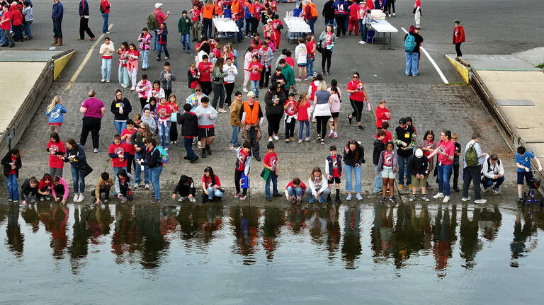Thousands of kids let loose tiny salmon in annual Columbia River spectacle