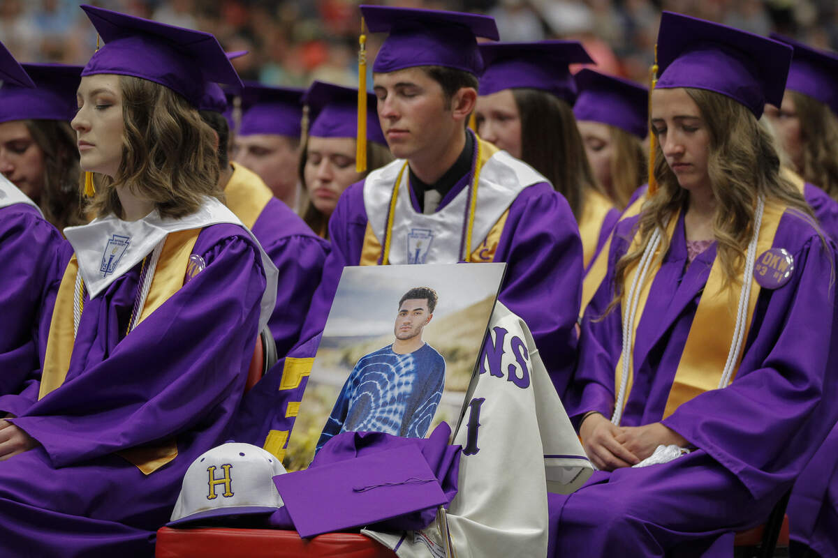 Hanford High School students and staff take a moment of silence to honor their classmate Dmetri Kennedy-Woody during the 2018 commencement ceremony at the Toyota Center.