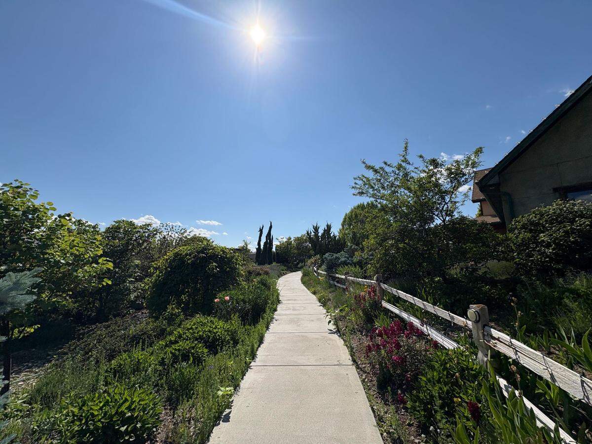 All of the establishments at Vintners Village are connected by pedestrian walkways, lined with plenty of plants.