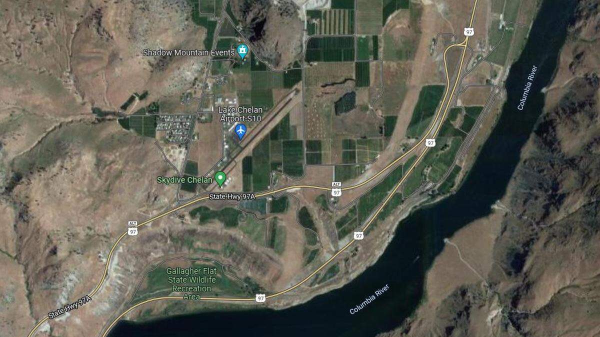 A Richland motorcyclist died when he tried to make a U-Turn on a two-lane highway north of Lake Chelan on Wednesday.