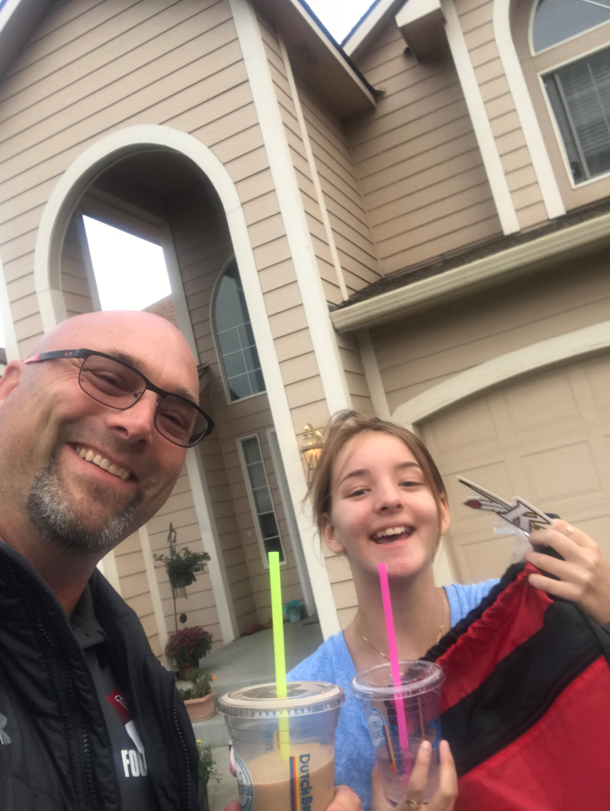 Kamiakin High School Principal Chris Chelin delivers a bag to welcome incoming freshman Evelyn Hankins.