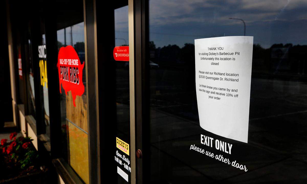 The Dickey’s Barbecue Pit restaurant location on Highway 395 in Kennewick has closed.