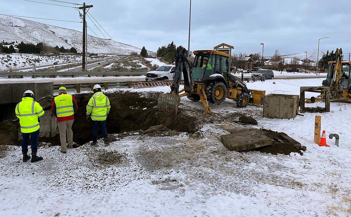 Richland Water Department crews inspect the water main that broke on Keene Road at the I-182 Overpass. Keene Road between Jericho Road and Duportail Street closed after a water main break at the Interstate-82 overpass on Keene Road.