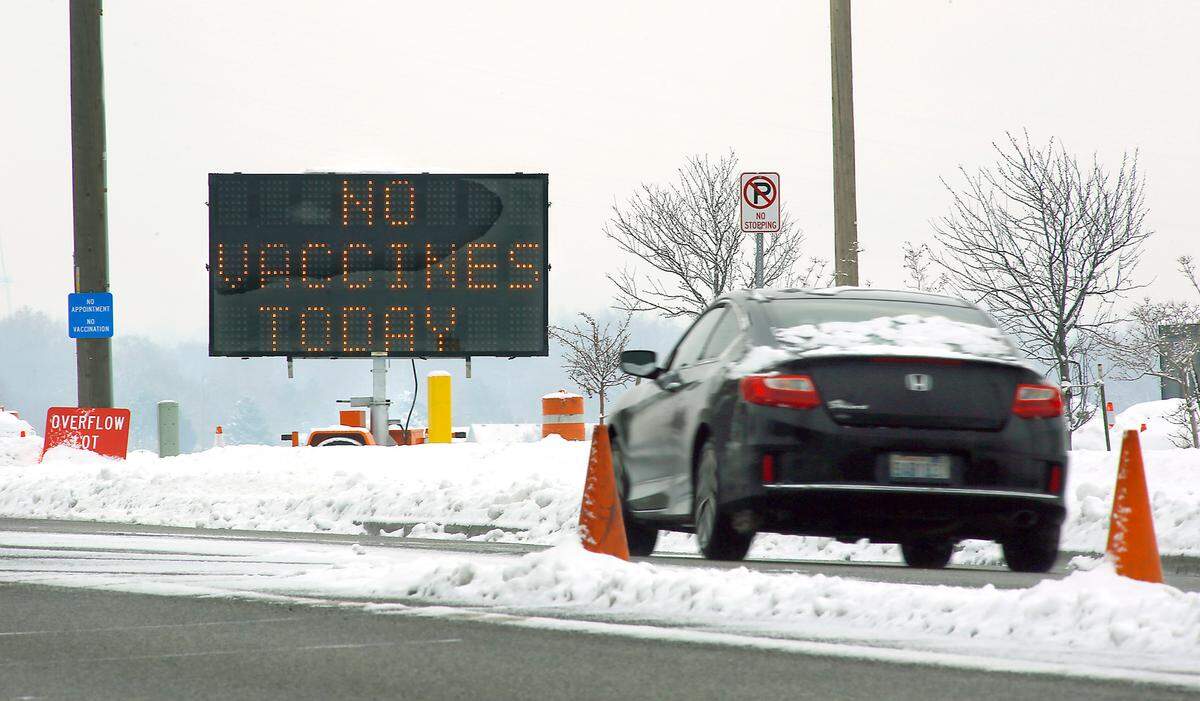 An electronic message board reminds drivers on West 10th Avenue the COVID-19 vaccination drive-thru site at the Benton County Fairgrounds is temporarily closed due to a lack of vaccine doses because of severe winter weather across the nation.