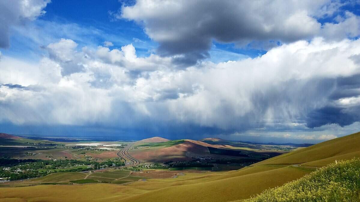 The view of the Lower Yakima Valley from the McBee Grade road above Benton City.