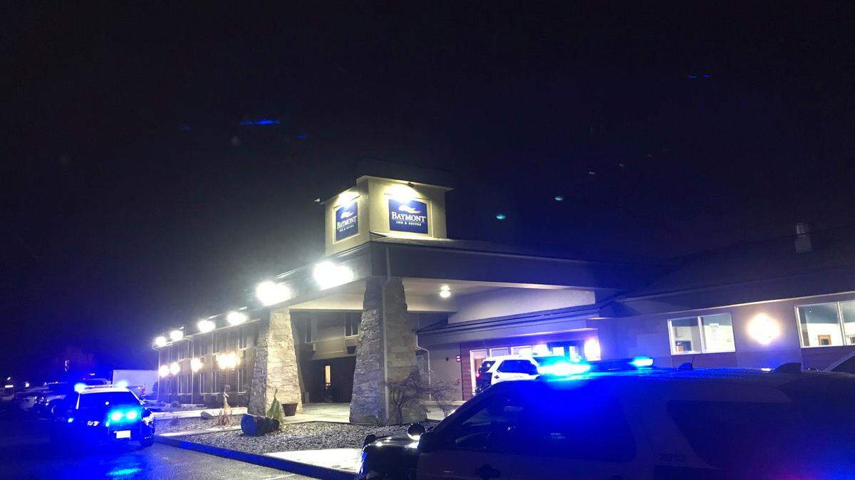 Kennewick police are looking for three suspects who robbed the Baymont Inn and Suites early Saturday.