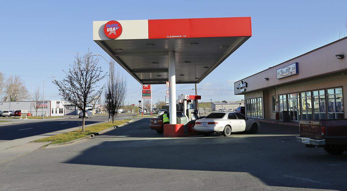 Pasco police are investigating the fatal shooting of a 38-year-old man Sunday night at the Pik-A-Pop gas station and convenience store in Pasco.