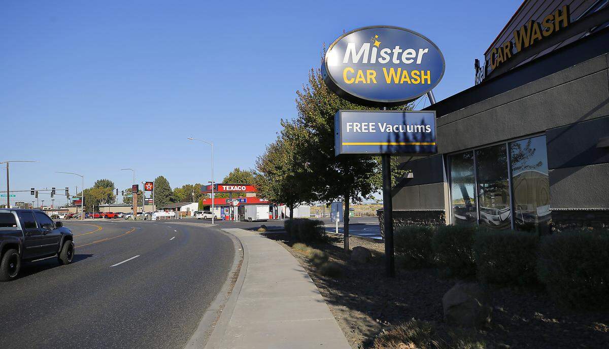 Kennewick police say a 19-year-old Pasco man, whose name hasn’t been released, died after losing control of his motorcycle while driving east on Columbia Drive about 10 p.m. just past the intersection with Fruitland Drive. The rider was thrown, and hit the metal pole holding the car wash sign.