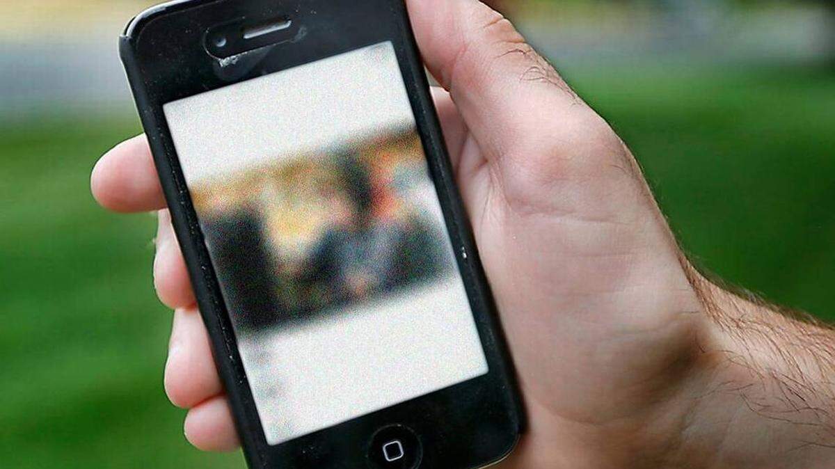 A Richland man is accused of sending sexual messages through Facebook to three teen boys and offering $50 to see one of them naked. He is charged with six felony sex crimes.