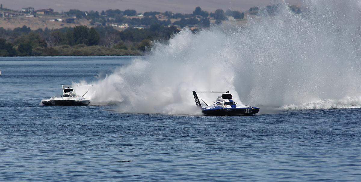 Dave Villwock in the U-27 Miss Apollo unlimited hydroplane runs an inside line to victory in front of Gunnar O'Farrell in the U-21 Spirit of America during Heat 3B Sunday on the Columbia River.