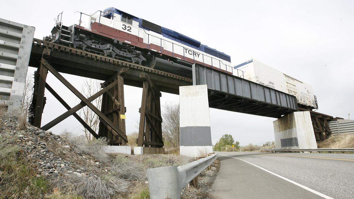 The Port of Benton is moving to evict Tri-City Railroad from local tracks, which could allow Richland to extend Center Parkway to Tapteal Drive. The railroad filed a federal whistleblower suit alleging fraud by the port and the city of Richland.