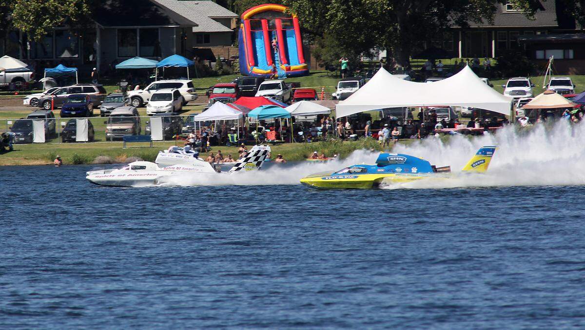 Jamie Nilsen in the U-11 Miss Flav-R-Pac and Gunnar O'Farrell in the U-21 Spirit of America battle for position in the back straightaway during Heat 1B Saturday on the Columbia River. Nilsen pervailed to win the heat.