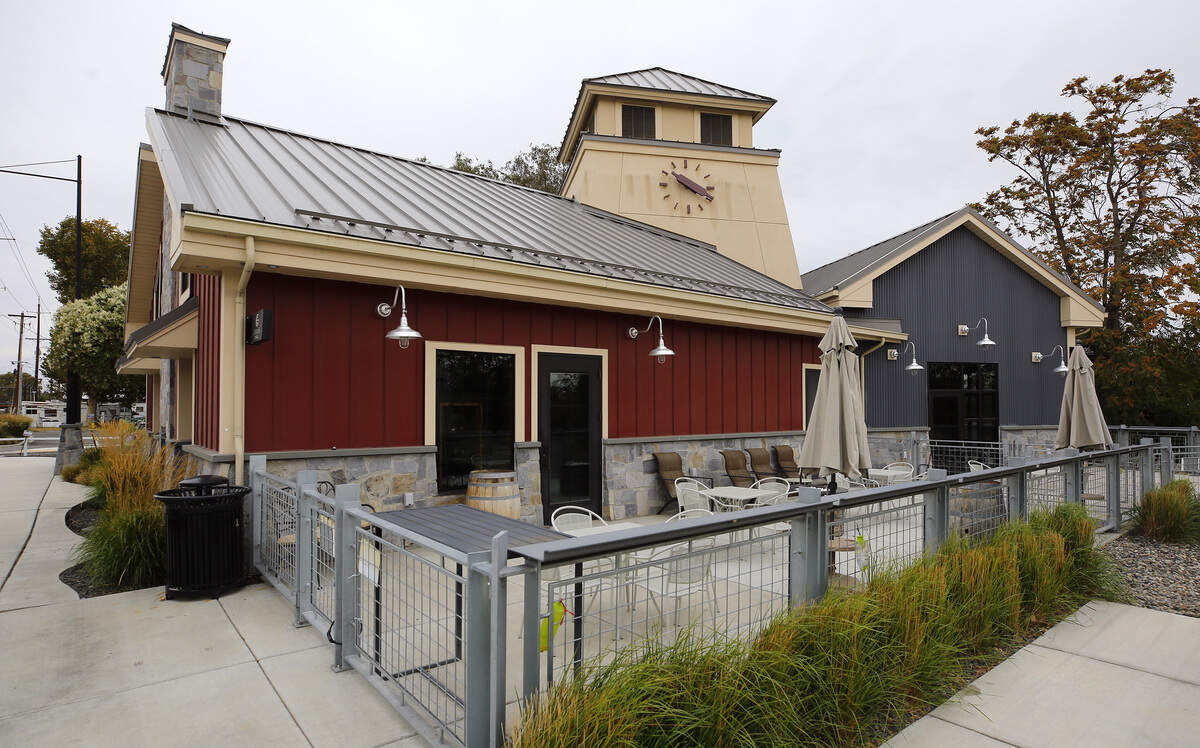 Wheat Head Brewing Co., the popular Kennewick brewery known for its sweeping views of the Horse Heaven Hills, is leasing the former Muret-Gaston Winery spot at Columbia Gardens for a taproom.