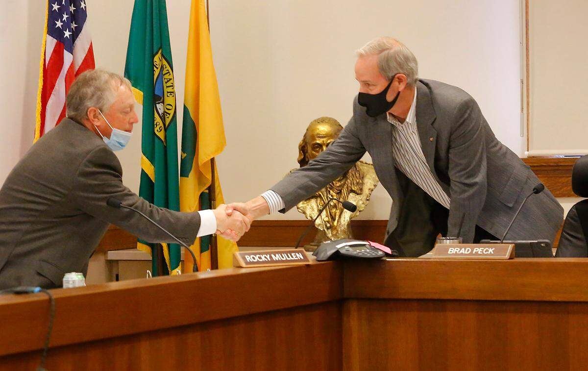 Franklin Commissioner Brad Peck, right, shakes hands with fellow commissioner Rocky Mullen after Mullen stated at a meeting it was his desire to move forward and work with then-administrator Keith Johnson and the other commissioners in 2021.