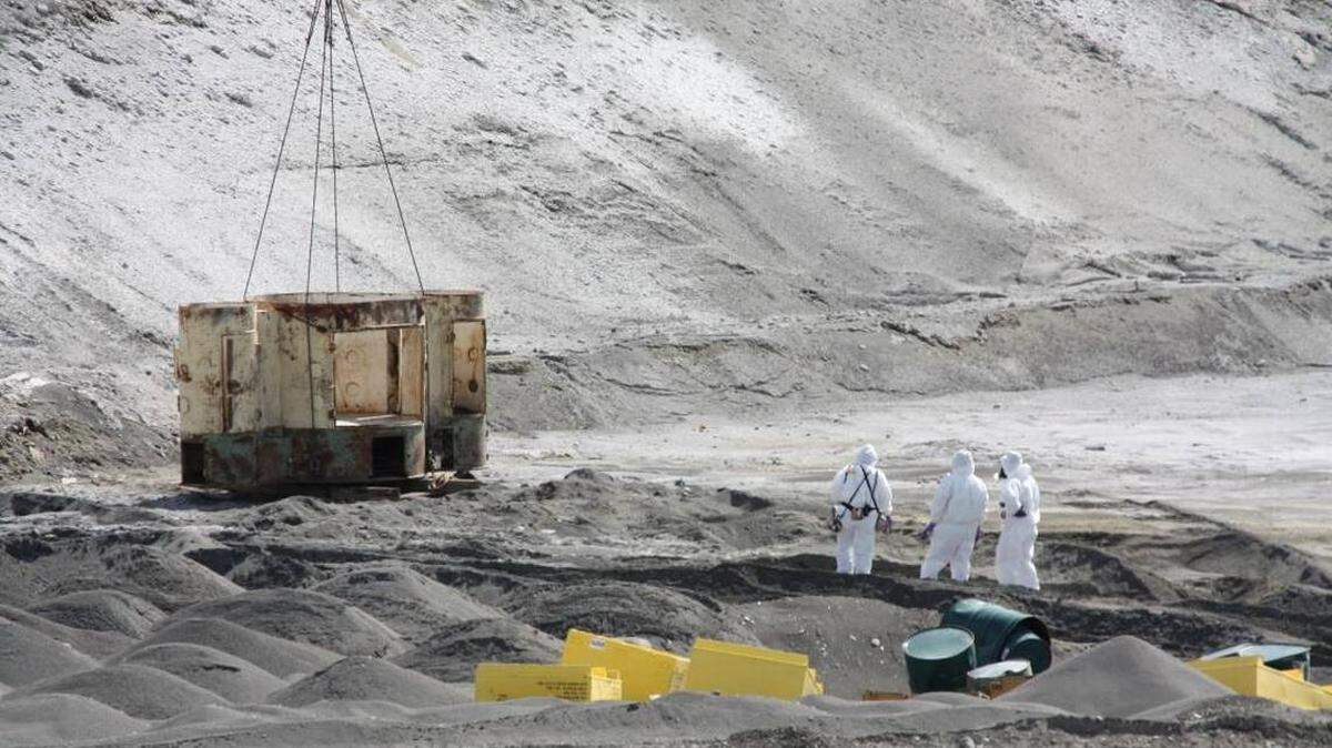 Hanford workers found a decontamination cell weighing at least 20,000 pounds buried in the trenches at the Hanford 618-10 Burial Ground. It’s believed to have come from Hanford’s 327 Radiometallurgy Laboratory. A crane was brought in to remove it from the trench.
