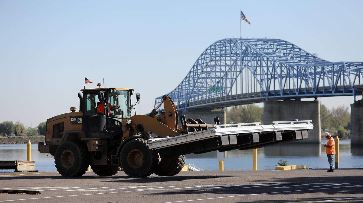 Crews with Tapani Underground Inc. work to replace the aging boat dock floats in Columbia Park.