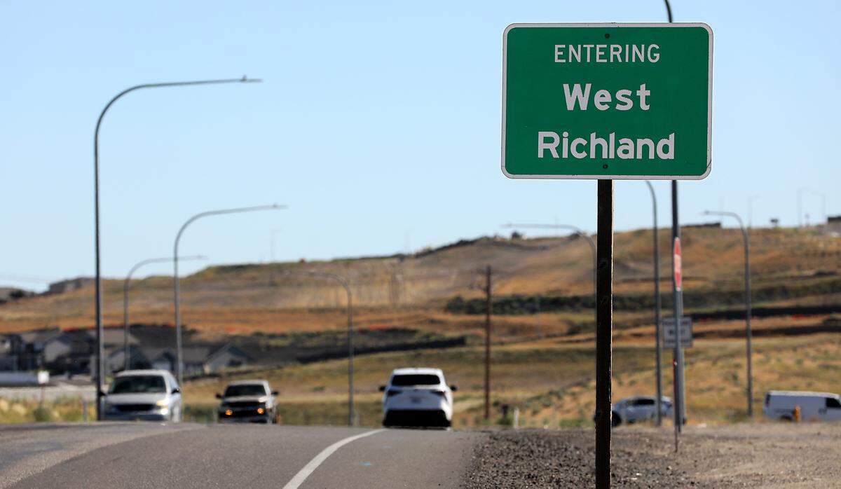 Road sign on Highway 224 near the intersection on Keene Road indicates the West Richland city boundary.