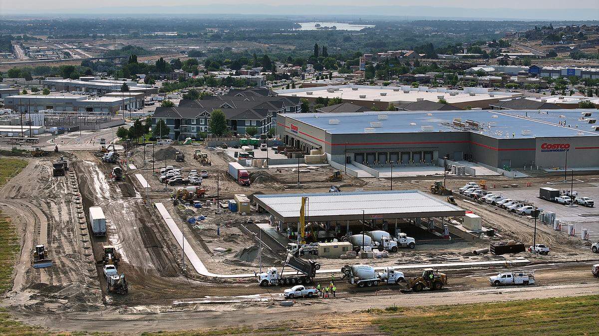 The Costco parking lot is still under construction, as are new roads. Kingsgate Way and Queensgate Drive are being extended to serve the property.